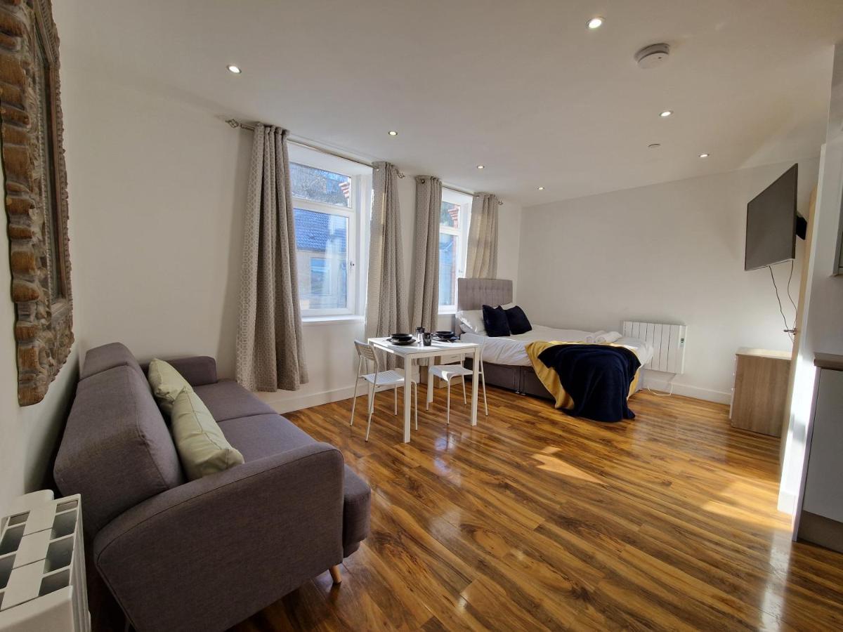 Flat 5. Modern Studio Apartment, Tynte Hotel, Mountain Ash Quakers Yard المظهر الخارجي الصورة