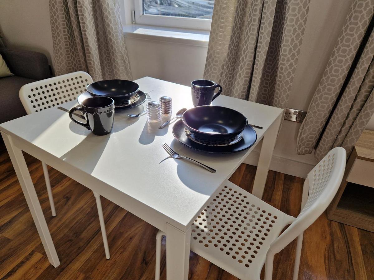 Flat 5. Modern Studio Apartment, Tynte Hotel, Mountain Ash Quakers Yard المظهر الخارجي الصورة